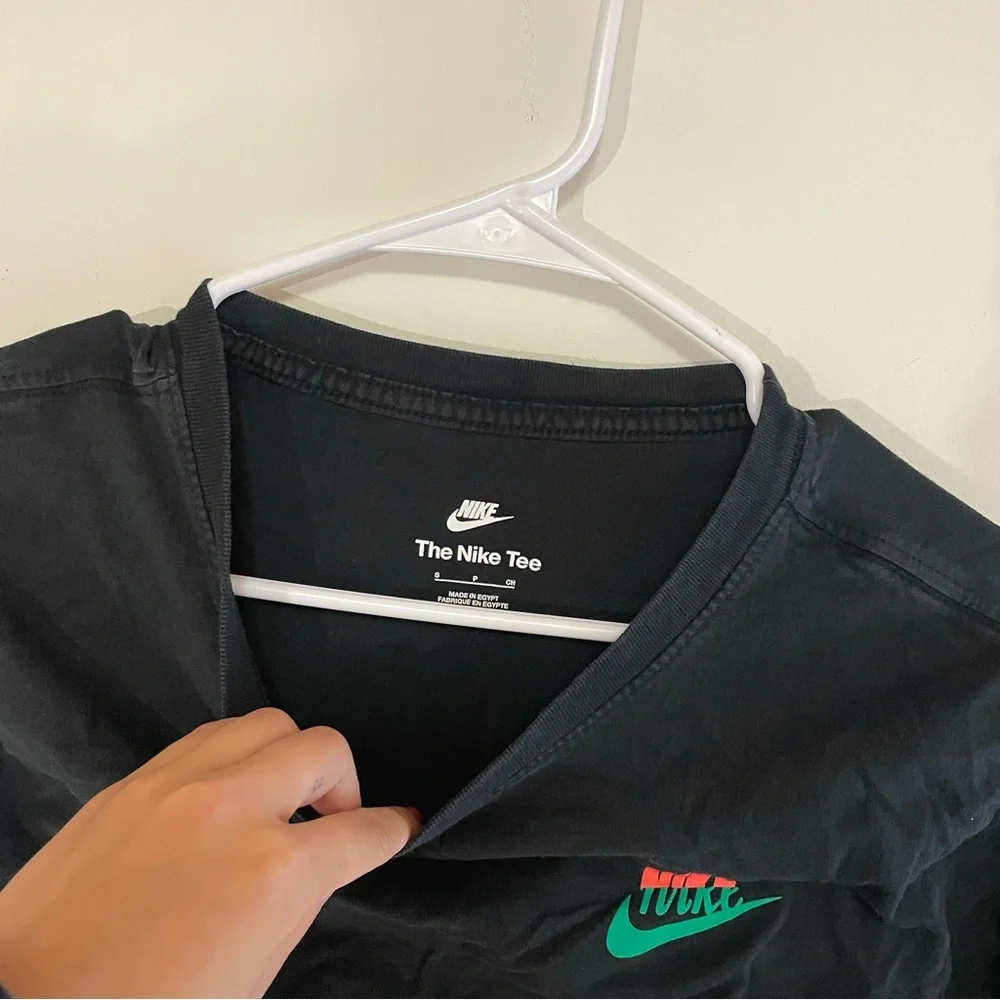 Nike Connect 1 Black Logo Tee T-Shirt Men's Green Red Soft Cotton Graphic Small